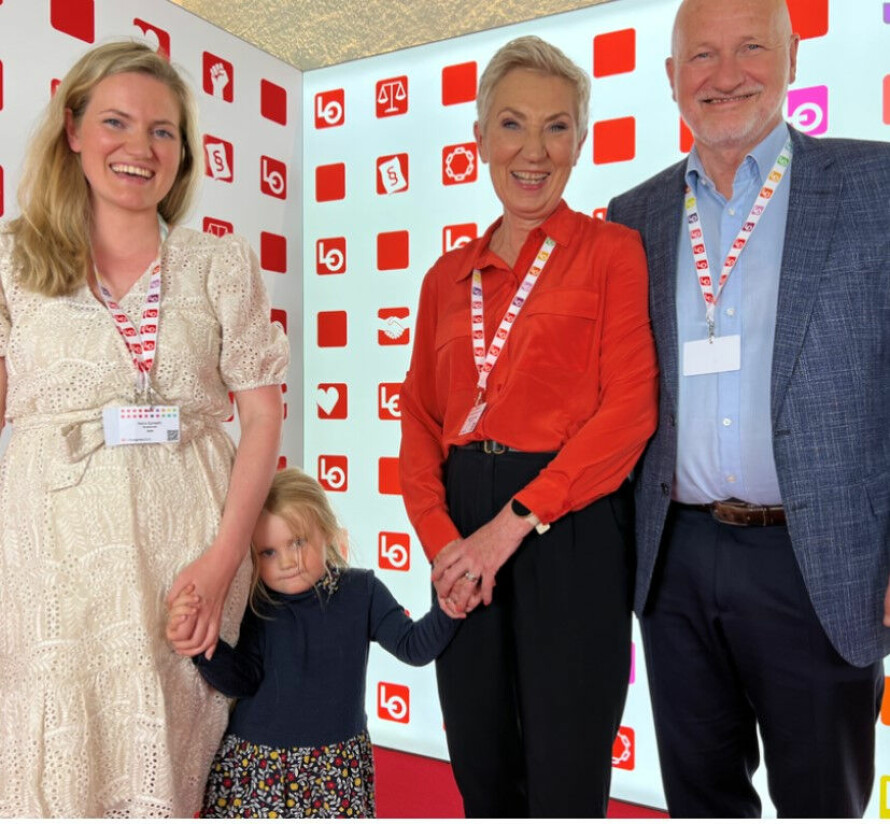 FAMILIE: Her er Peggy sammen med datteren, Nora, barnebarnet Olivia og ektemann Håvard Garseth. Håvard Garseth.