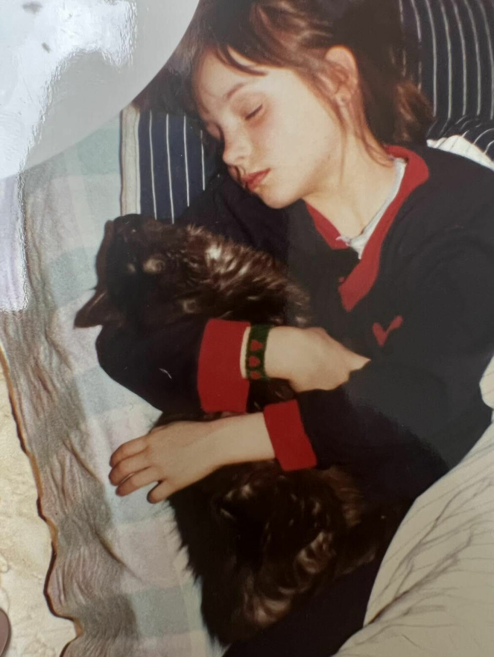 <b>LILLE ISABEL:</b> Her er Isabel seks år gammel og ligger og sover med katten Gyda i armene.  