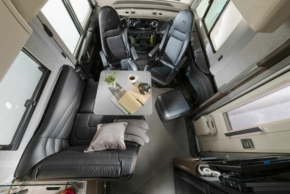 VARIANT: Salongen i 780 SL. Alle versjonene har 65 centimeter bred boligdør med skjulte hengsler og toveislås.