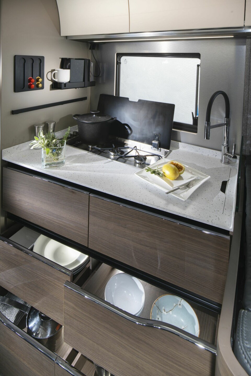 KJØKKEN: Tre bluss og rikelig med oppbevaringsplass både over og under kjøkkenbenken.