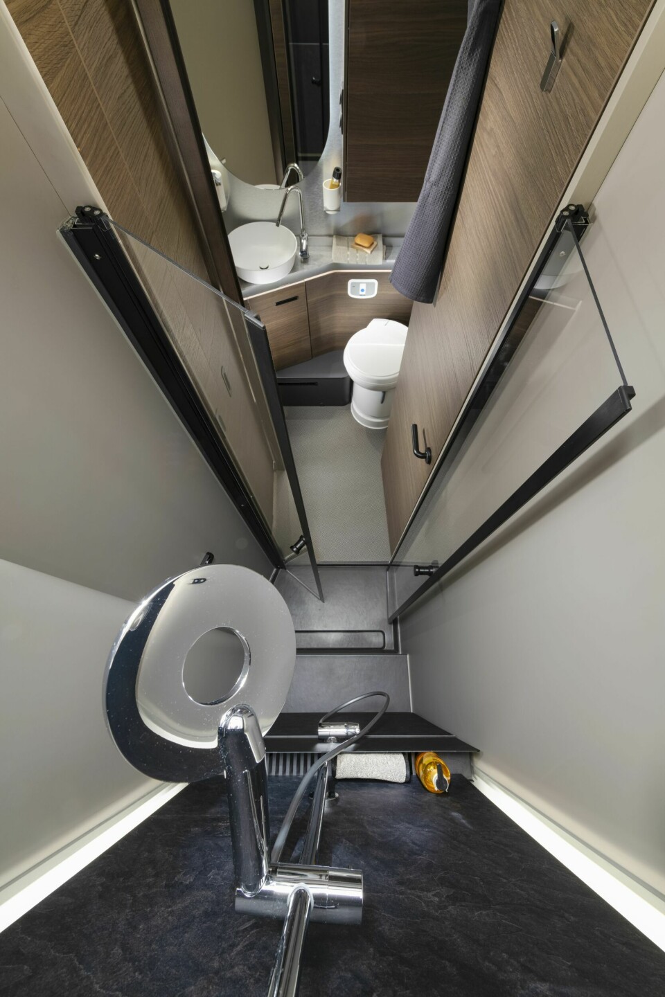 DELT: Separat dusjavlukke og vask/toalett. Døren til toalettet kan lukkes mot oppholdsrommet.