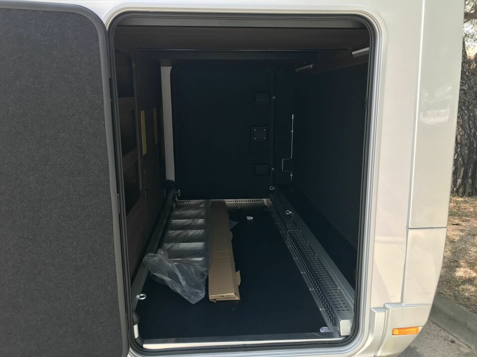 LASTEROM: Stor garasje med 123 cm høyde (avhengig av planløsning) med LED-lys, stikkontakter og utendørs dusj.