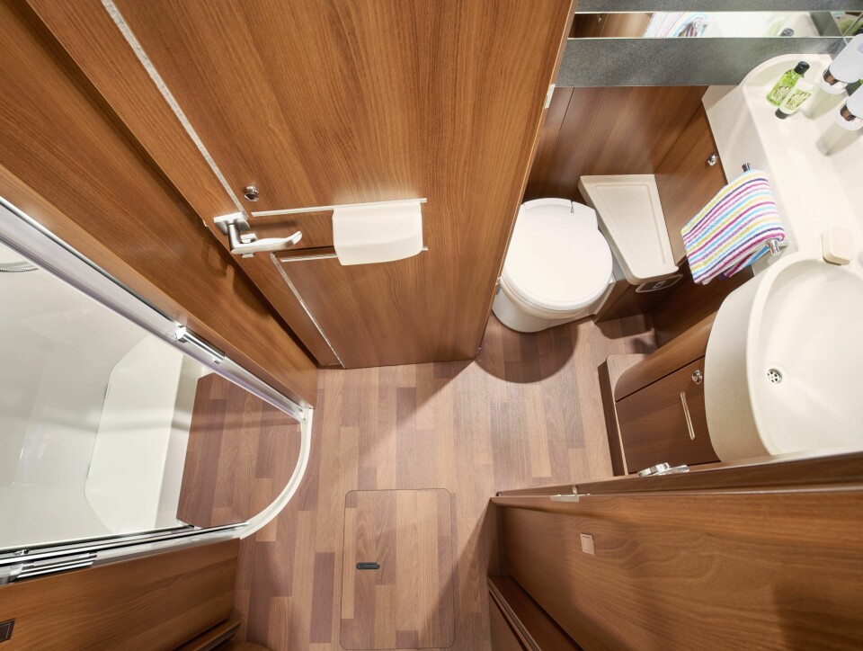 BAD: Separat dusj og bad/toalett. Ved å lukke døren mot bodelen blir det danseplass mellom våtrommene.