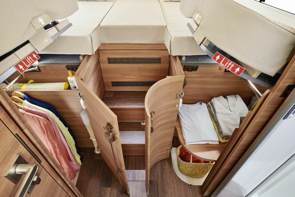 KLESSKAP: Godt med plass til klær under deler av sengene.