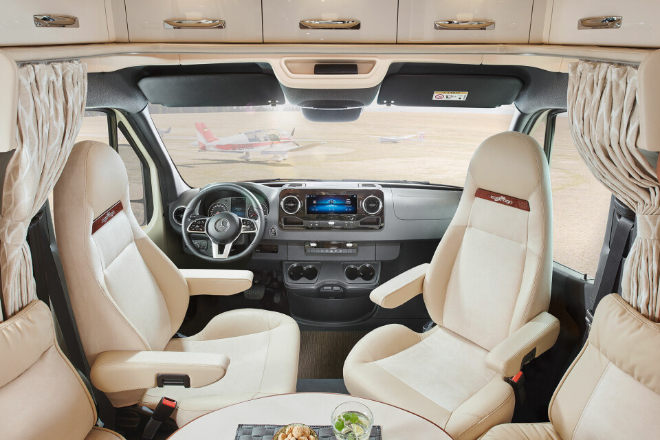 MODERNE: Lekker Mercedes-cockpit med MBUX-multimediesystem.