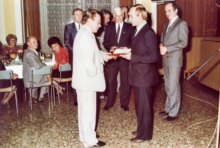 <b>NOMENKLATURA:</b> På dette hittil ukjente bildet av Putin, blir han i 1987 hedret med en av de mange medaljene som KGB-folk og Stasi-medarbeidere overdynget hverandre med.