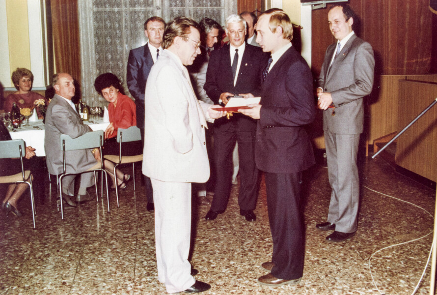 NOMENKLATURA: På dette hittil ukjente bildet av Putin, blir han i 1987 hedret med en av de mange medaljene som KGB-folk og Stasi-medarbeidere overdynget hverandre med.
