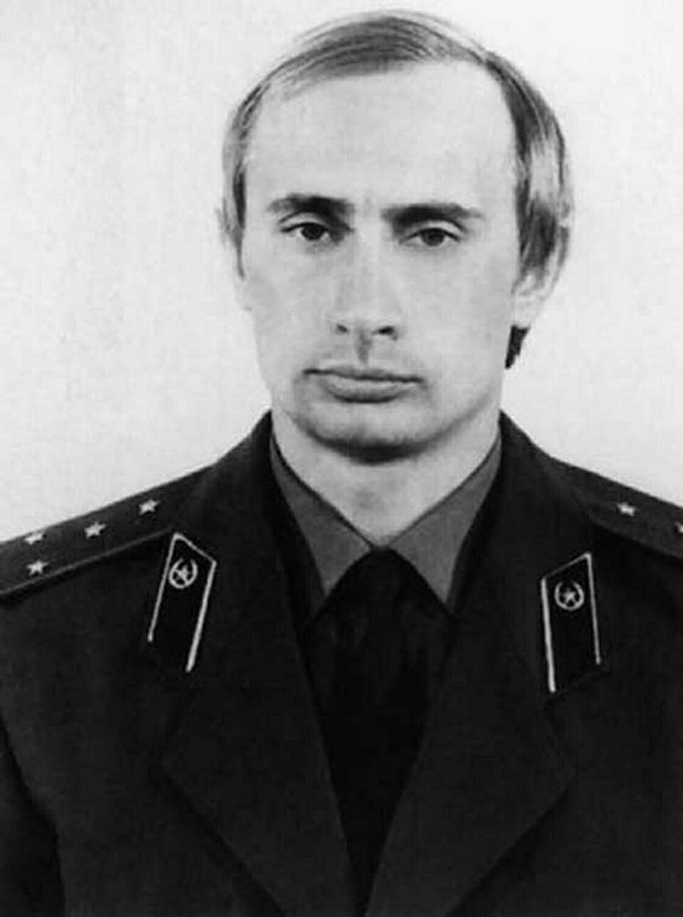 OPPFOSTRET I KGB: Vladimir Putin i KGB-uniform. Han hadde store ambisjoner allerede den gang.