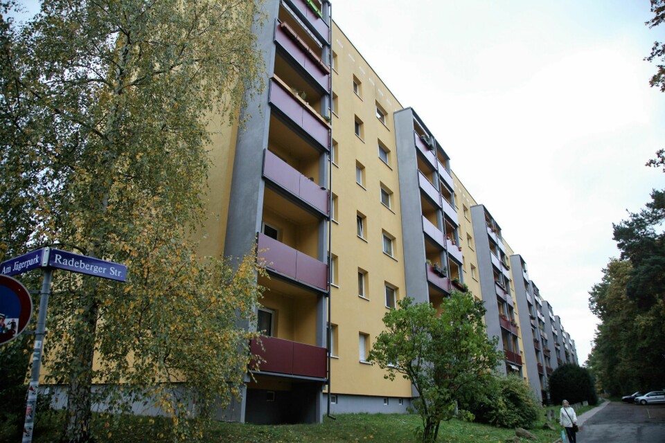 FRA DDR: Her bodde familien Putin på to og et halvt værelse. I dag er de grå DDR-blokkene modernisert. KGB og Stasi disponerte hele oppganger som boliger for sine ansatte. Kontrasten til Putins palasser i dag er slående.