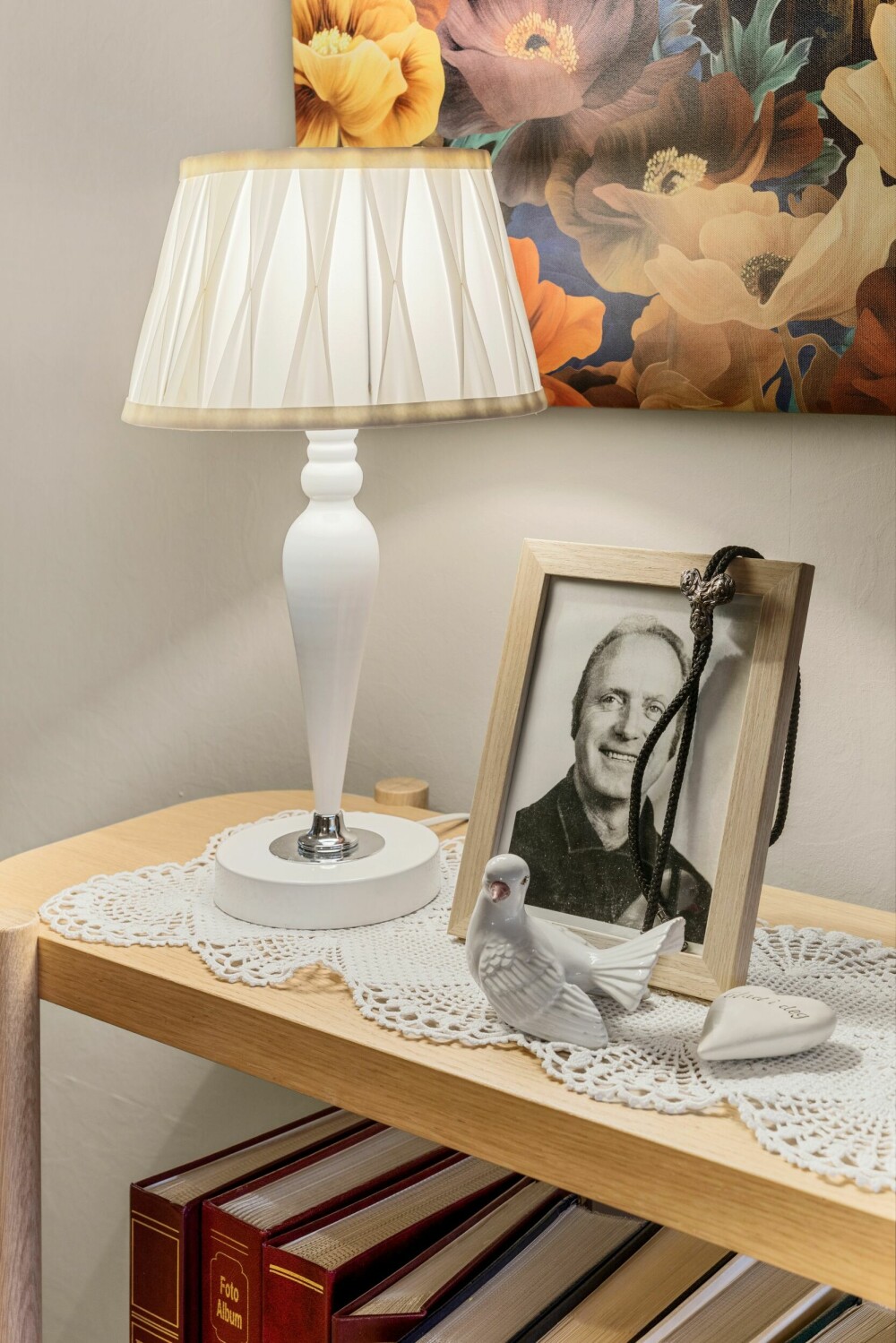 MINNE: På det lille sidebordet står det er portrett av Ragnar, dekorert med lisseslipset han pleide å bruke.