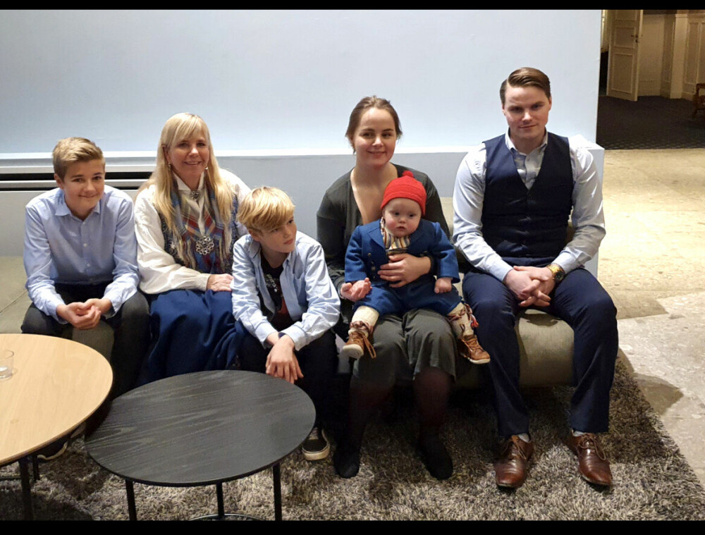 <b>STOR FLOKK:</b> Gunnhild (48) med sine fem barn. Fra venstre: Torstein (16), Jøran (13), Monica (32) med Daniel (2) på fanget og Joacim (27).