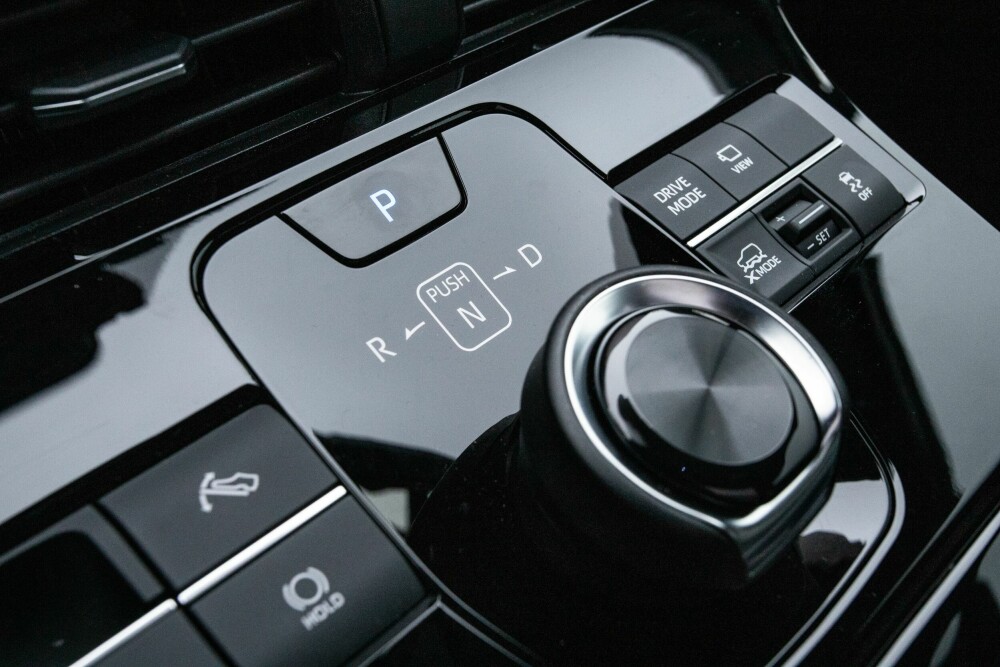 <b>4WD-DETALJER:</b> Ute til høyre for girvelgeren finner du knappene som styrer finessene i 4WD-systemet, i tillegg til ulike kjøremodus og antispinn. 