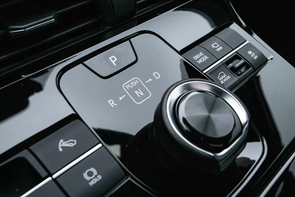 4WD-DETALJER: Ute til høyre for girvelgeren finner du knappene som styrer finessene i 4WD-systemet, i tillegg til ulike kjøremodus og antispinn.