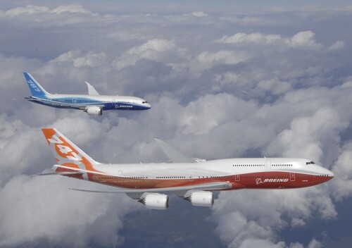 <b>50 ÅR:</b> Det nyeste er 747-8 ble lansert i 2011, men med laber suksess. For moderne luftfart etterspør heller mindre og langtrekkende fly som 787 Dreamliner (bak).