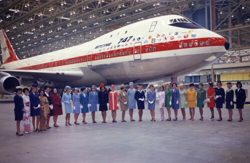 <b>STATUSSYMBOL:</b> Alle flyselskap med respekt for seg selv måtte ha en Jumbo. Her er flyvertinner fra de 26 første som bestilte flyet foran «City of Everett» i 1968.
