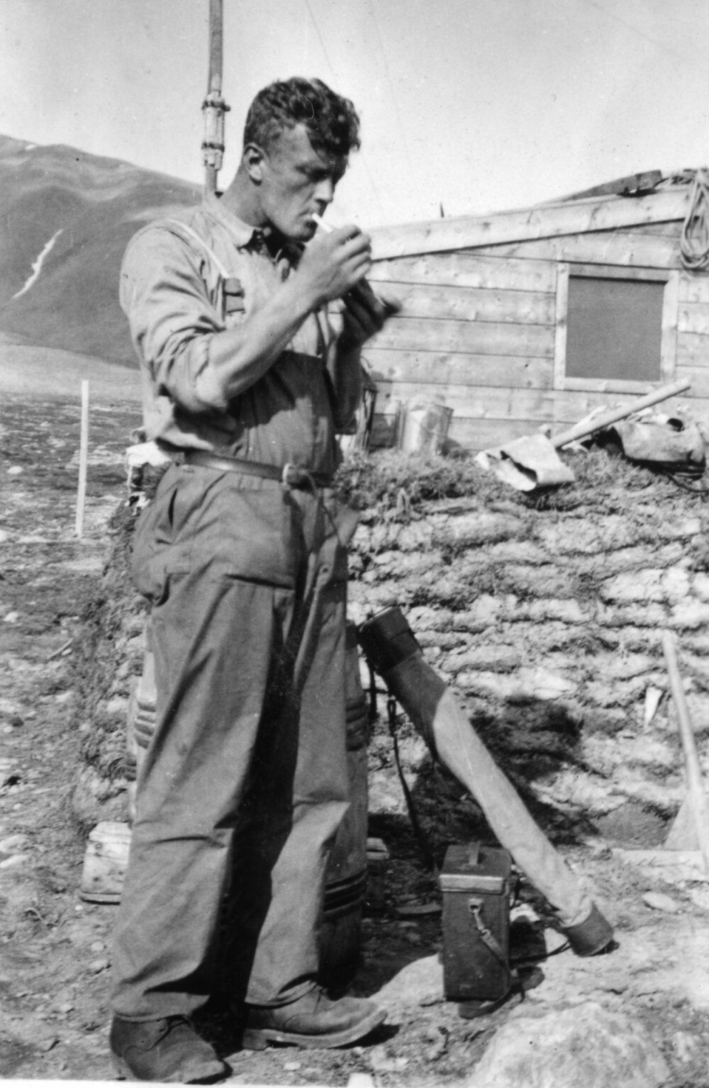 <b>JEGER OG EMBEDSMANN:</b> Helge Ingstad (1899–2001) kom til Eirik Raudes Land i 1932, og fikk offisiell utnevnelse som sysselmann i det norske området. 