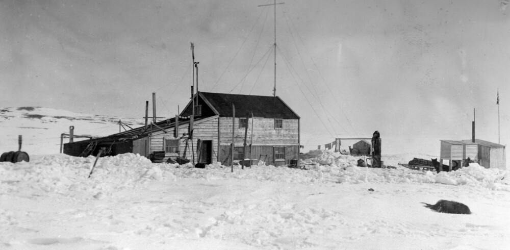 <b>MYGGBUKTA KALLER:</b> En ekspedisjon ledet av Johan Olsen satte opp radiostasjonen i Myggbukta i 1922. Under returen året etter forsvant skuta og syv mann på havet. 