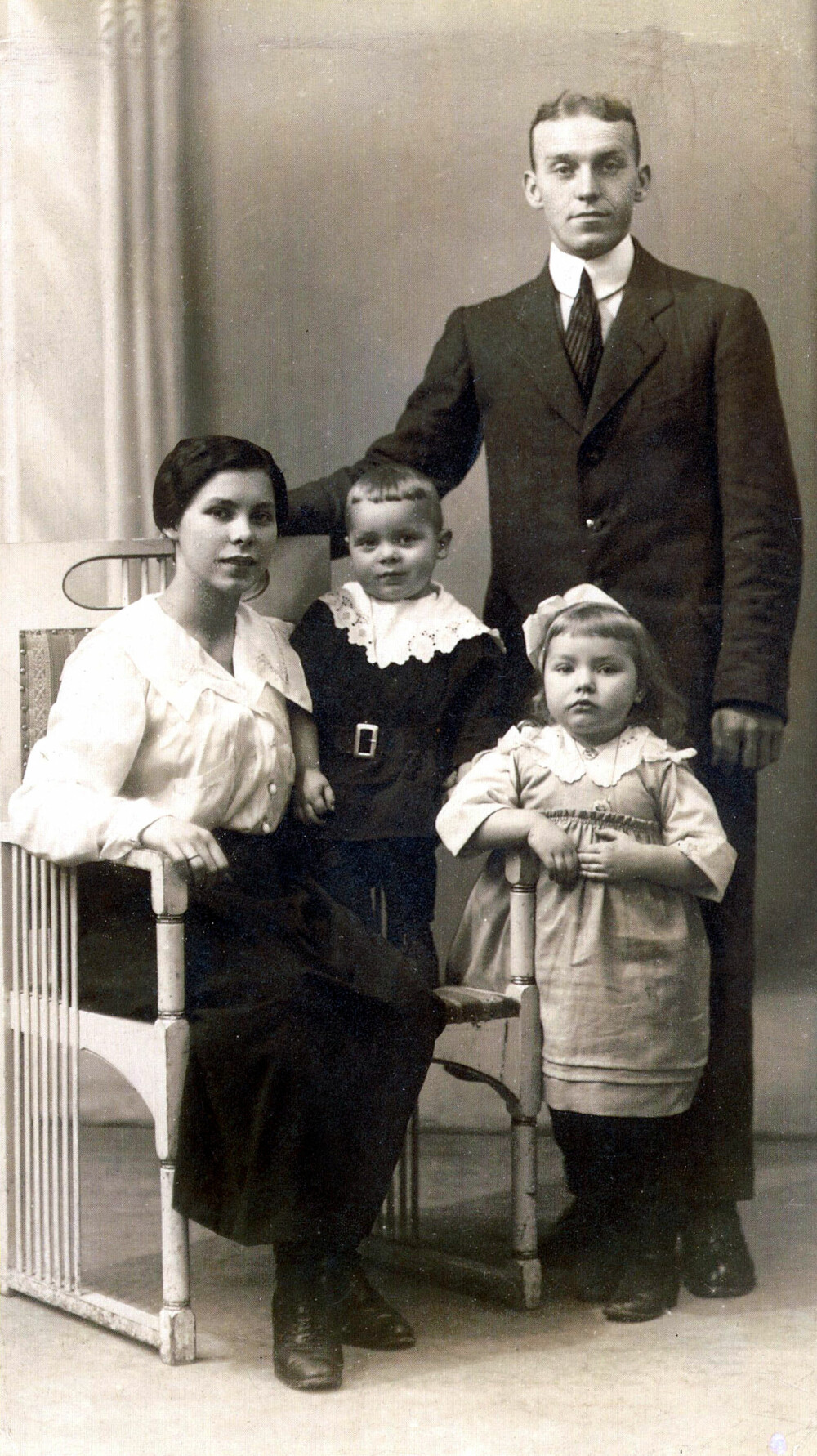 <b>FAMILIEN:</b> Et tidlig bilde av Marys familie, trolig tatt rundt 1920. Mor Margit har eldstesønnen Raymond på stolen – far til Raymond jr. – mens storesøster Randi står foran pappa Oscar. 