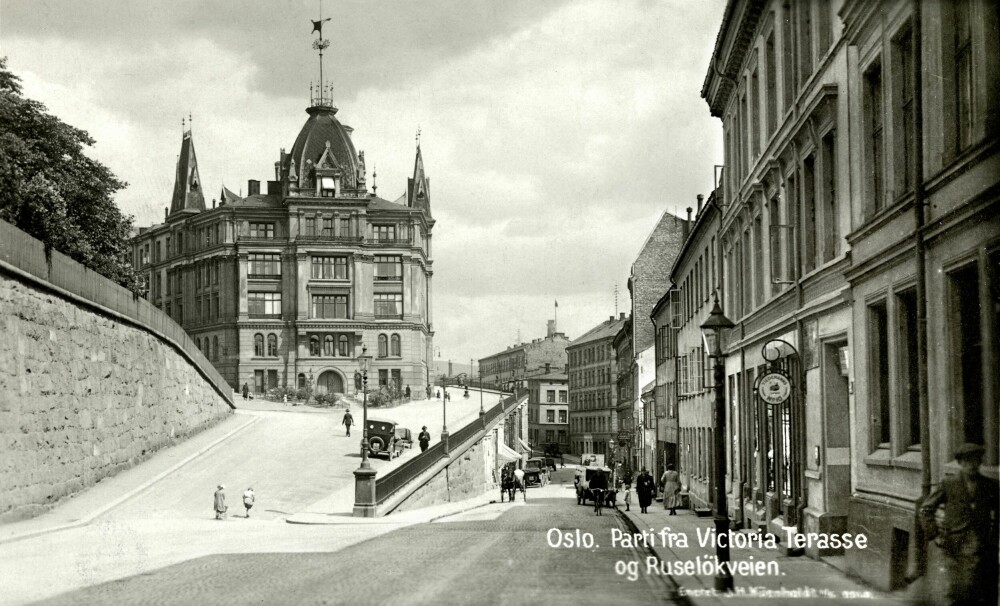 <b>PIPERVIKA:</b> Slik så det ut i Ruseløkkveien før krigen. Rett til høyre for lyktestolpen ser vi det runde skiltet til Greiers butikk. Til venstre ser vi Victoria terrasse. Ruseløkka skole er akkurat utenfor venstre bildekant. Bildet er tatt i 1925.