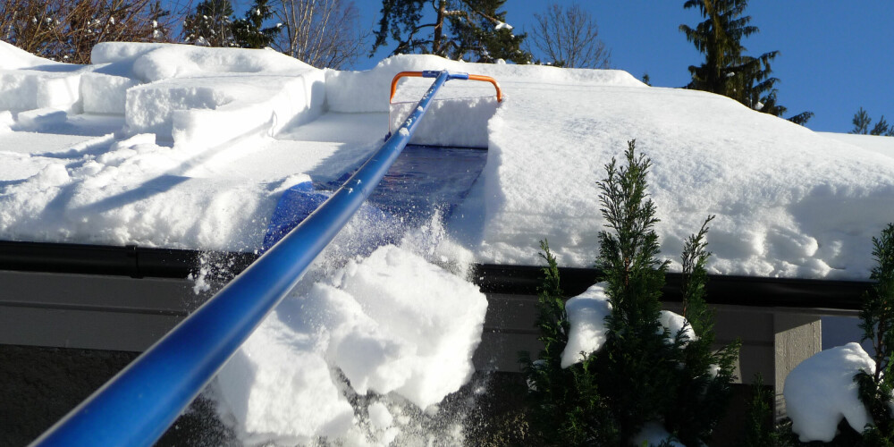 Å bruke takmåke er den enkleste og sikreste metoden for å få snøen av taket. Denne modellen kalles for "Avalanche!"