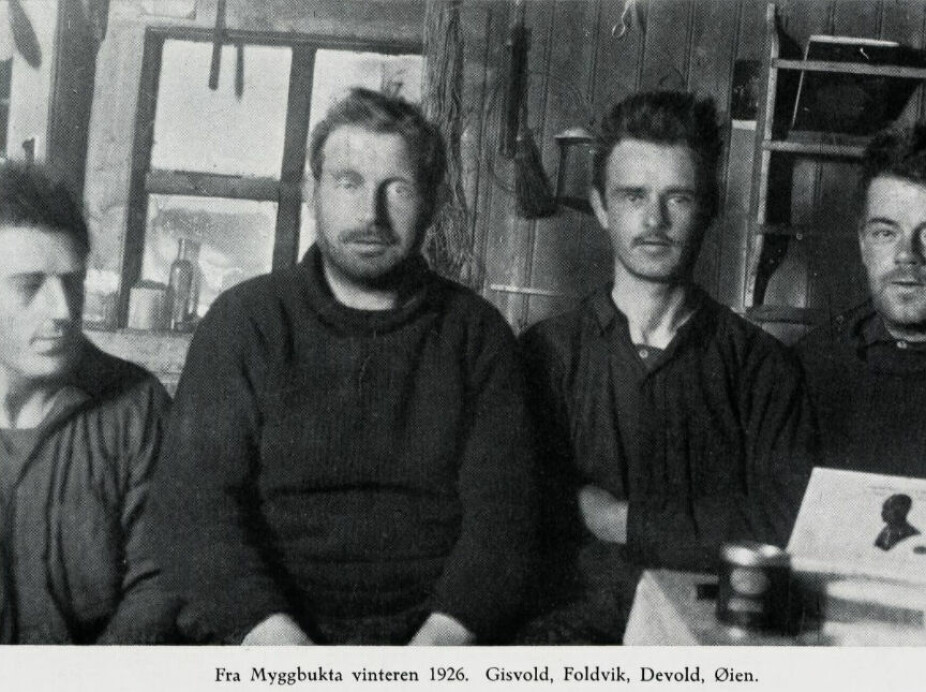 GRØNLANDSPIONERER: Hallvard Devold under sitt første opphold i Myggbukta i 1926. Fra v.: Arnulf Gisvold, Nils Foldvik, Devold og Fritz Øien.