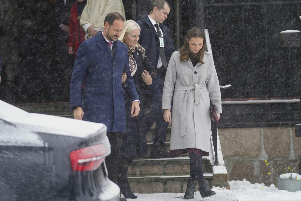 <b>TRADISJONSRIKT KIRKEBESØK:</b> Prinsesse Ingrid Alexandra, kronprins Haakon og kronprinsesse Mette-Marit deltok i gudstjenesten i <br>Holmenkollen kapell 1. juledag.