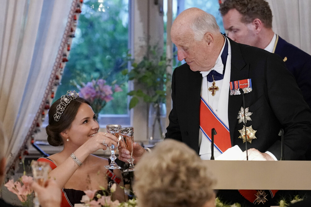 <b>OMSORGSFULL:</b> Kong Harald er full av lovord om prinsesse Ingrid Alexandra. Her skåler han med barnebarnet under den offisielle feiringen av hennes 18-årsdag i juni i fjor.
