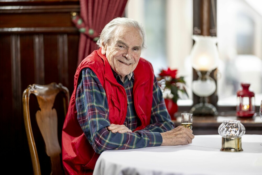 <b>TORKJELL BERULFSEN:</b> Tidligere programleder og NRK-journalist Torkjell Berulfsen nyter en god akevitt på sitt stamsted Engebret Café i Oslo for å feire sin 80-årsdag.