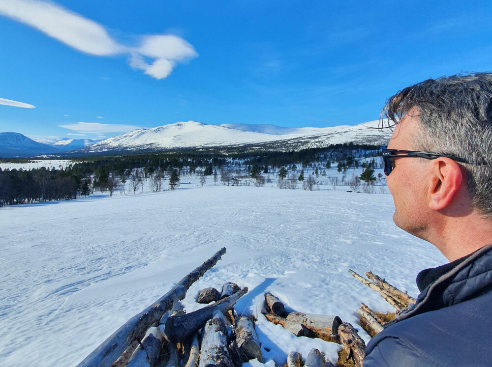 SKIGLEDE: Ole-Kristian er svært glad i å gå på ski, så det å ha skiløypa nære hytta betyr mye for ham.