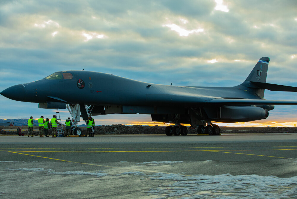 B-1: I slutten av februar i 2021 landet det strategiske bombeflyet B-1B Lancer for første gang i Norge. Omtrent samtidig kunngjorde det amerikanske luftvåpenet at de nå
starter utfasingen av det aldrende bombeflyet.
