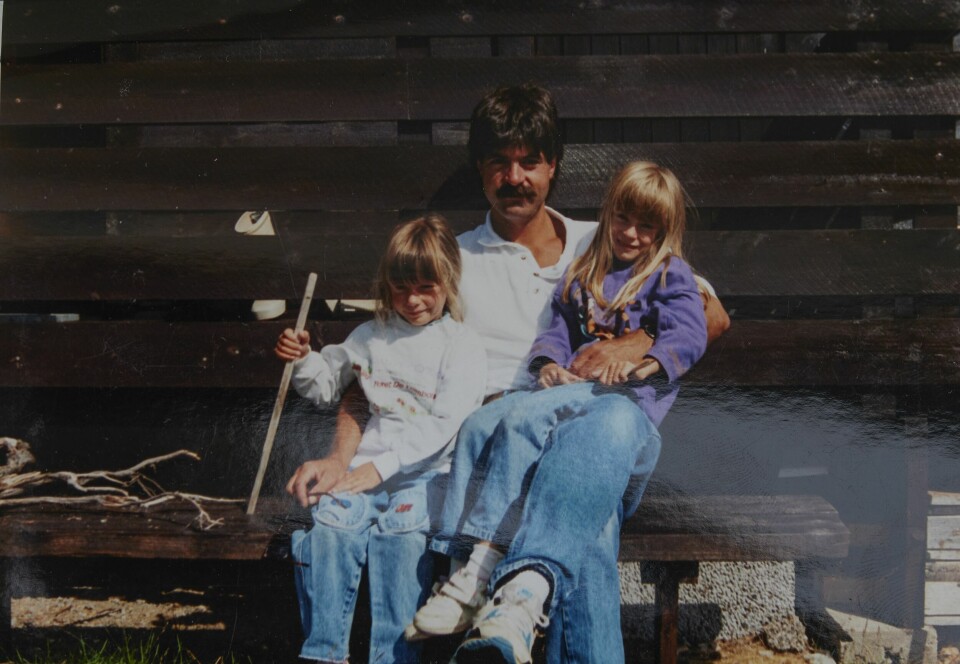 KJERNEFAMILIEN: – Det var alltid koselig å sitte på pappas fang, minnes Rebekka. Her med storesøster Agnete.