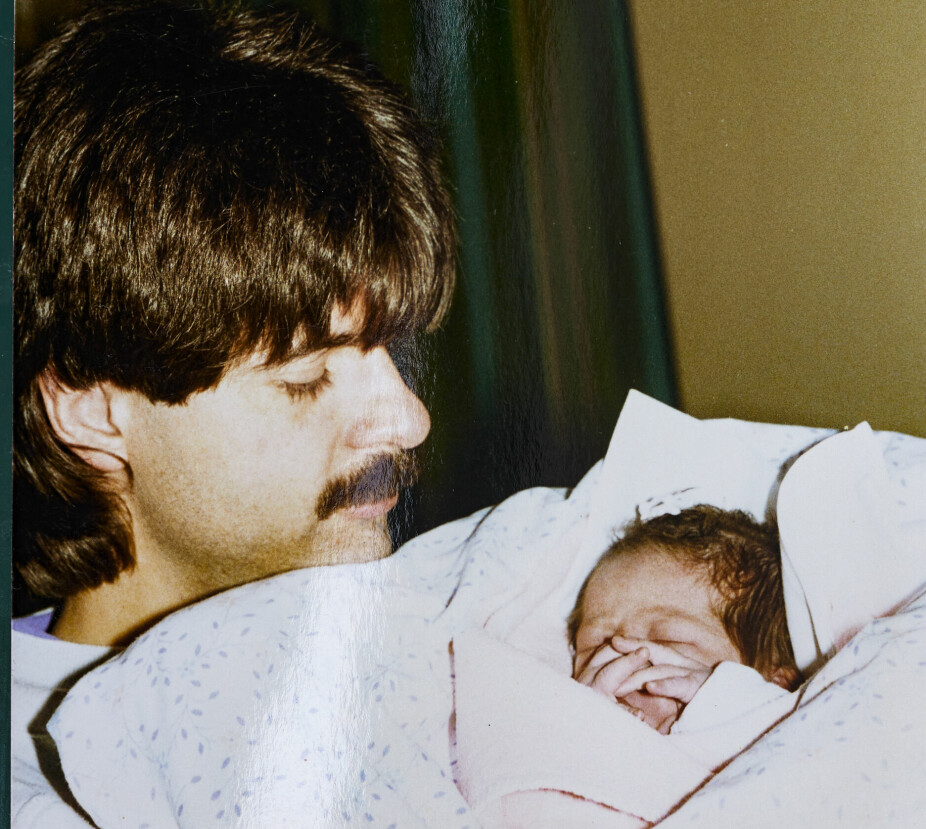 <b>STOLT PAPPA:</b> En veldig stolt pappa hilser på sin nyfødte, yngste datter, Rebekka.