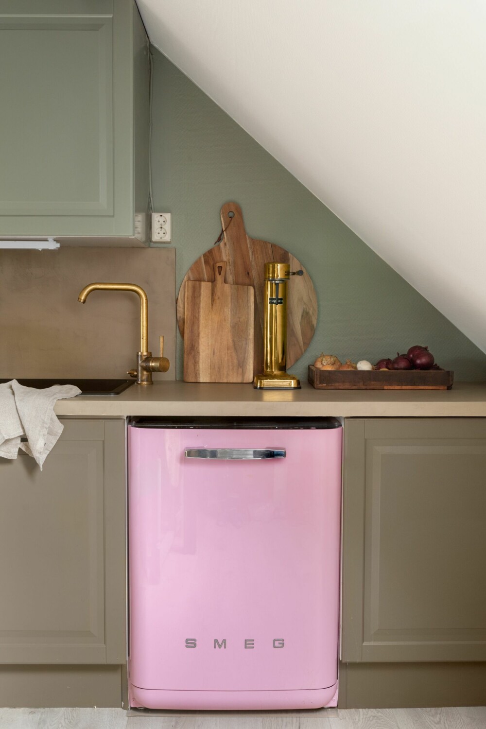 OPPVASKMASKIN: Den rosa oppvaskmaskinen ble kjøpt brukt via Finn for en del år siden, og Engla har valgt å beholde den som en liten fargeklatt på kjøkkenet.