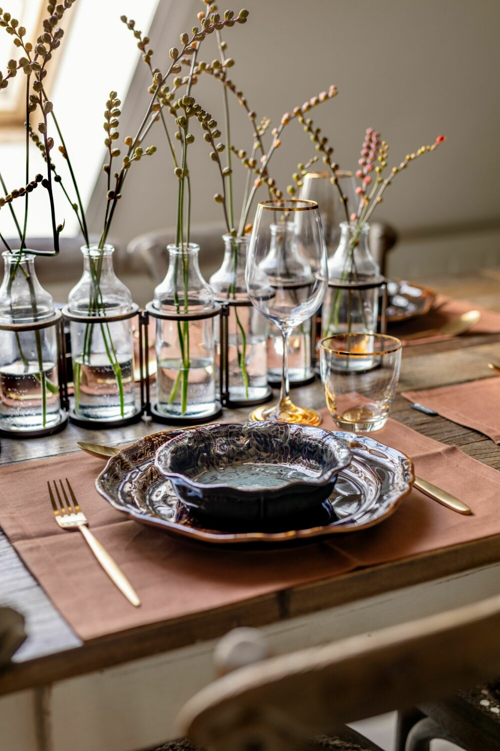 BORDDEKKING: Bordet er dekket med bohemsk keramikkservise fra svenske Sthål. Bordbrikker og glass er fra Firkløveren, mens stativet med glassflasker er kjøpt i nettbutikken Landromantikk.