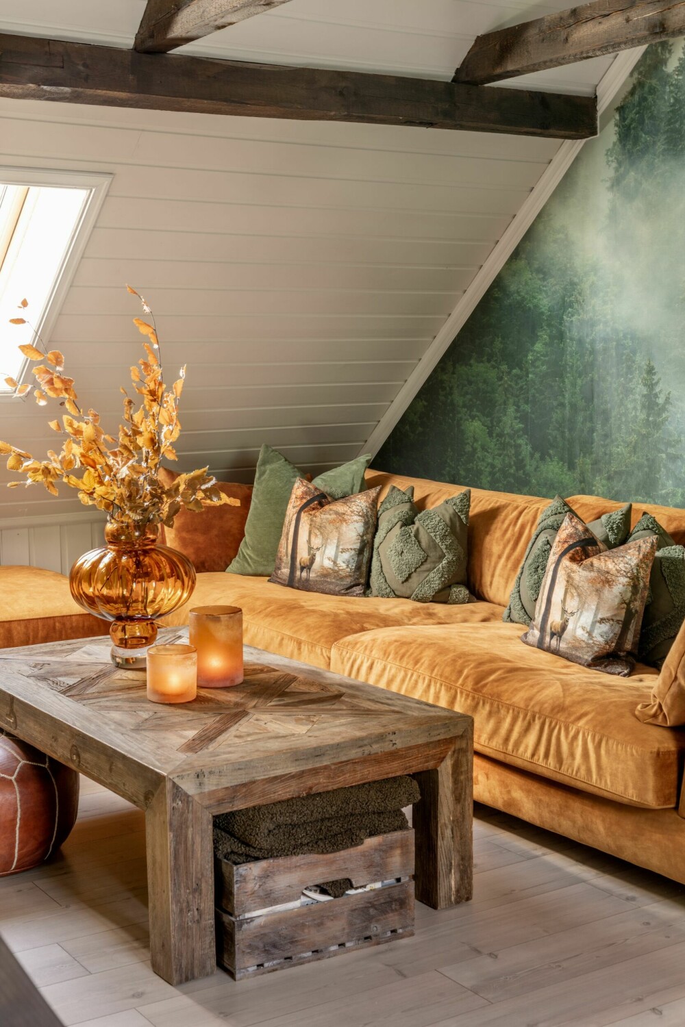 HØSTFARGER: Hos Engla er det høstfarger året rundt med denne sofaen fra Bellus. Bordet er kjøpt brukt.