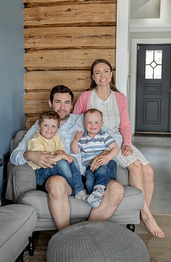 NYTER: Nå nyter Odd Ivar Ruden og Silje Grini et litt roligere liv sammen med sønnene Aksel (3) og Lars Elias (5), og tenker på huset som den tredje babyen sin.