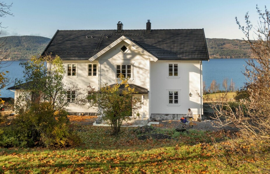 GAMMEL GÅRD: Huset på Rua har stått her ved Randsfjorden siden 1805 og trengte en solid overhaling for å kunne bli en funksjonell bolig for familien.