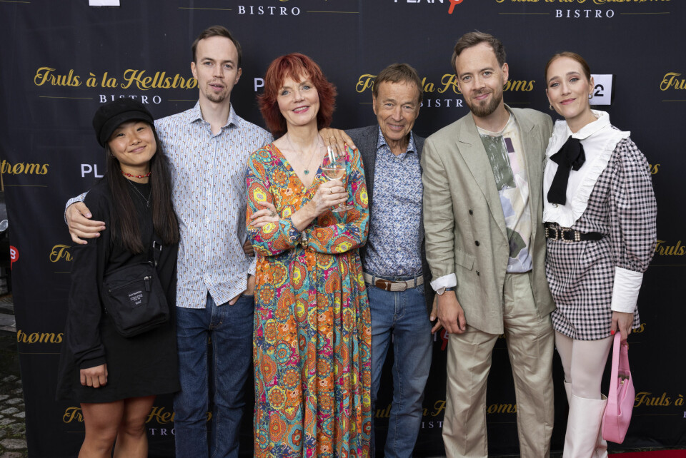 MAURSTAD-FAMILIEN: Aslak og kjæresten Martine sammen med hans foreldre Mari Maurstad, Aage Kvalbein og broren Scott Maurstad med hans artist-kjæreste Pernille Øiestad.