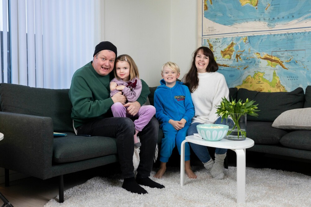 <b>LAGER TV I STUA:</b> Espen, kona Caroline og barna Amy og Edwin er denne vinteren med i TV 2-programmet «Sofa». Istedenfor å reise fra familien på TV-innspilling, kommer kameraene nå hjem til dem.