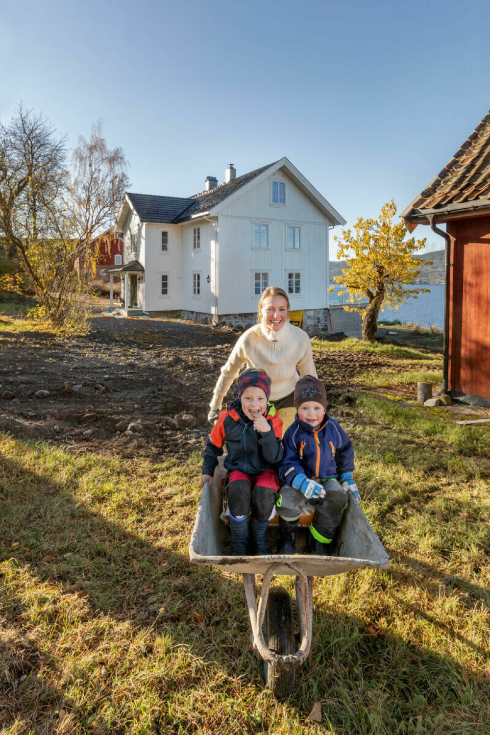 STORT HUS: Lars Elias og Aksel hjelper gjerne til når mamma Silje sjauer utenfor huset ved Randsfjorden. Huset har en grunnflate på 125 og to fulle etasjer i tillegg til oppbevaringsplass i kjeller og på loft.