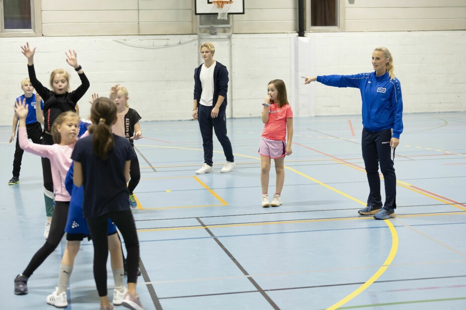 <b>ENGASJERT:</b> Silje og Sander samarbeider godt som henholdsvis trener og lagleder for Jardar håndballag for niåringer. 