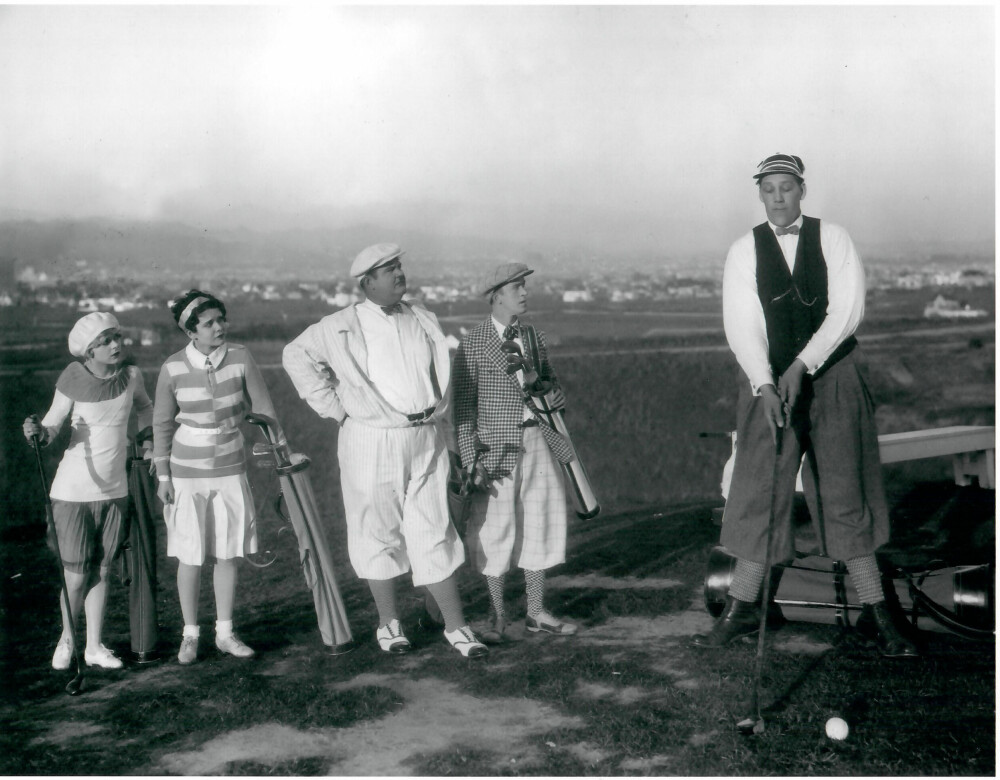 Johan Aasen i rollen som "Veldig høy golfspiller" med Oliver Hardy og Stan Laurel i Helan og Halvan-komedien "Should Married Men Go Home" i 1928.