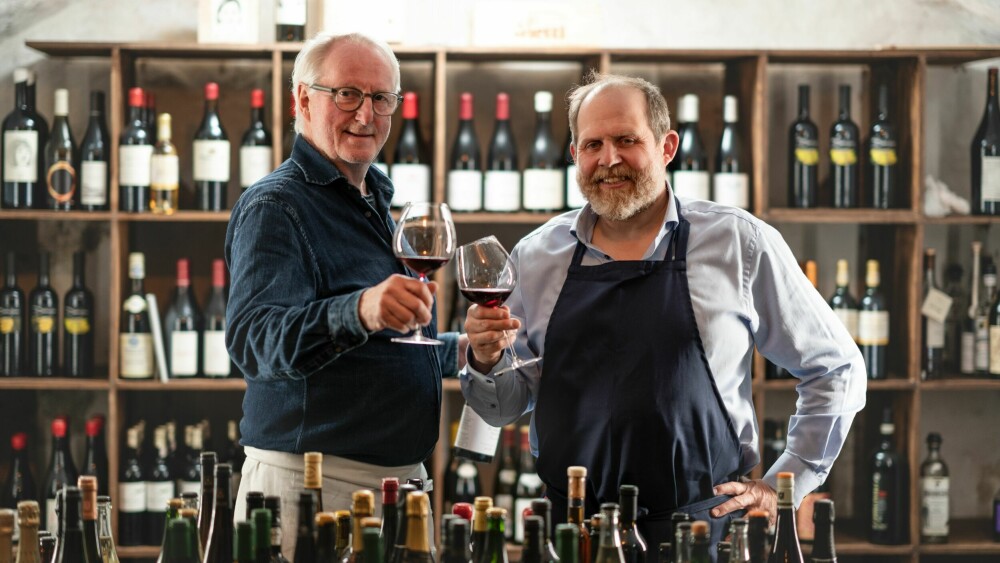 <b>GUTTAS VINKJELLER:</b> Eyvind og Truls tar en skål for samarbeidet i bistroens vinkjeller.
