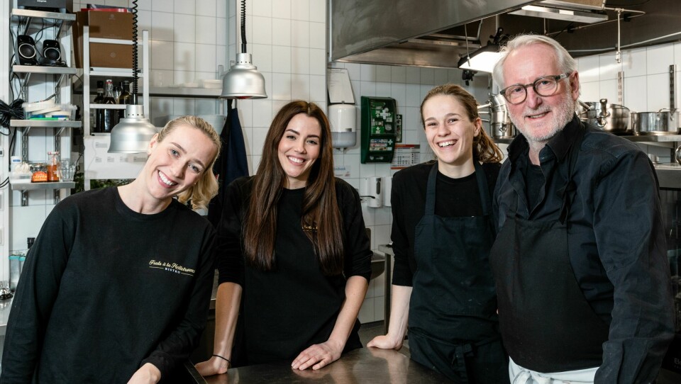 KJØKKENHJELP: Katharina Flatland og Marion Ravn hjalp til med serveringen en kveld. Kjøkkenassistent Mathilde Voraa var Eyvinds høyre hånd og buffer på kjøkkenet.