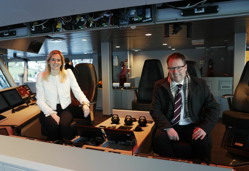 PÅ BROA: Justis- og beredskapsminister Emilie Enger Mehl og forsvarsminister Bjørn Arild Gram om bord på KV Jan Mayen i forbindelse med dåpen i november 2022.