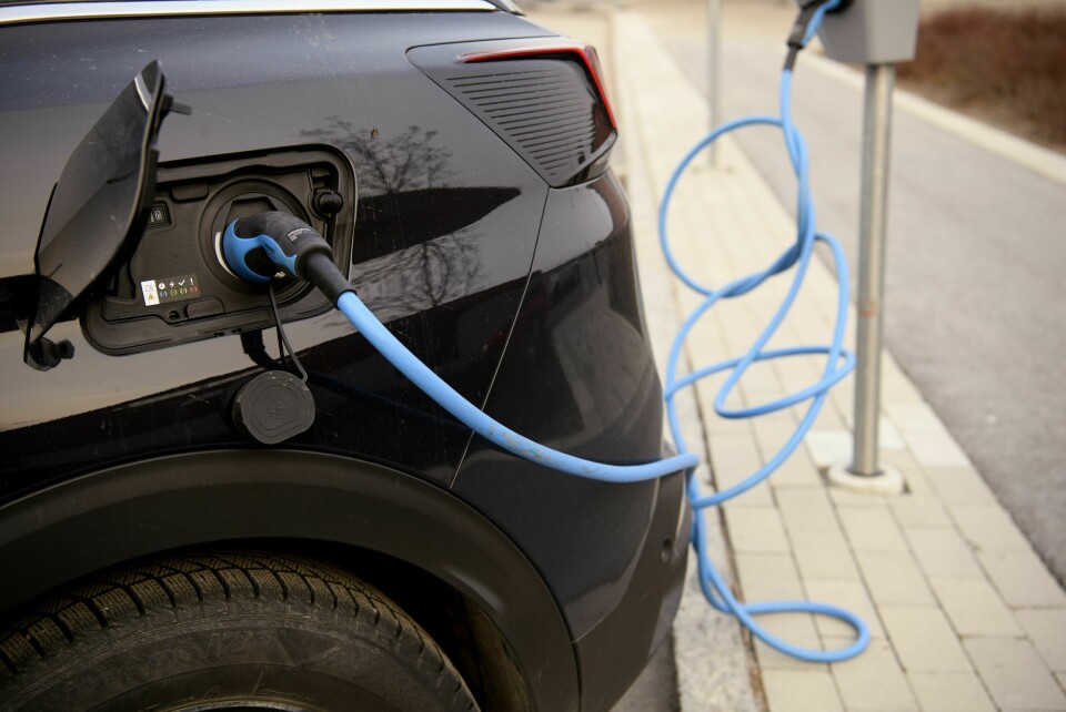 PLUGGEN UT: Regjeringen har fått det travelt med å fjerne elbil-fordeler i Norge. Fordelene som skulle være løsningen på nasjonens fremtidsproblemer har blitt problem i seg selv.