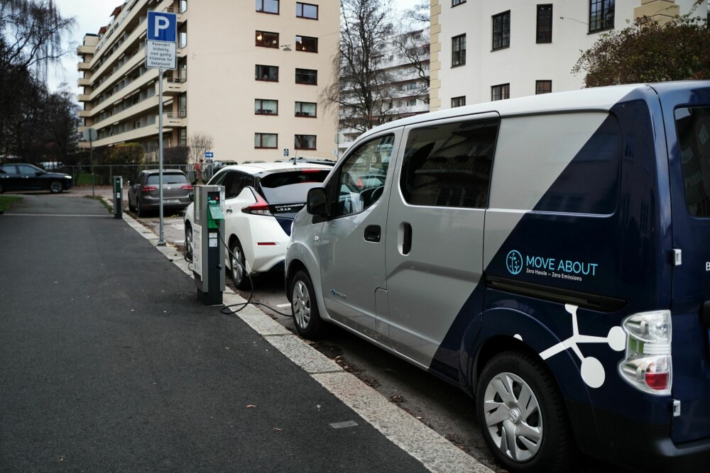 <b>JAGET:</b> I Oslo besluttet politikerne først å erstatte gateparkering med plasser forbeholdt elbiler. Så ble elbilene jaget til fordel for bilder i bildelingsordninger. Deretter ble ladeprisene tredoblet. I byene hvor elbiler skulle få ned utslippene, raser eierne.