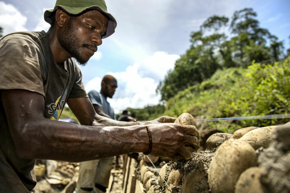 <b>JOBBER FOR LIVET:</b> Veiarbeidere langs Trans Papua er blitt mål for væpnede separatister. West Papua National Liberation Army (TPNPB) har utført en rekke angrep mot veiarbeidere. Flere titalls har blitt drept. De beskylder veiarbeiderne for å være politi eller soldater utkledd som veiarbeidere og at deres mål er å forsterke myndighetens militære nærvær på Papua.