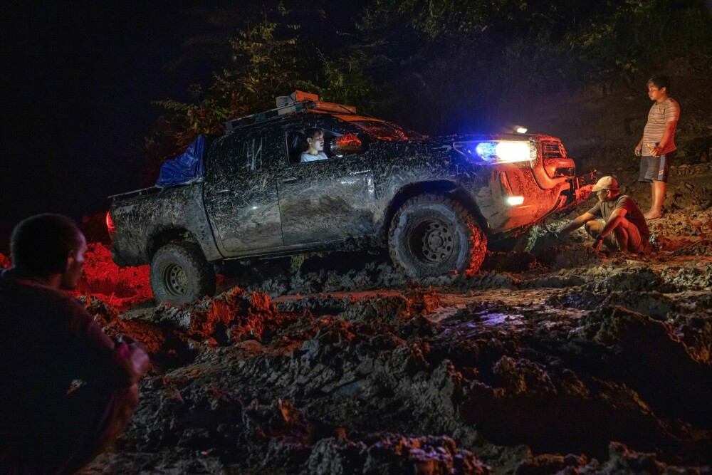 <b>INN I NATTEN:</b> Bilen vår med Ekki bak rattet, krabber opp en gjørmete bakke i det natten rulles ut over regnskogen.