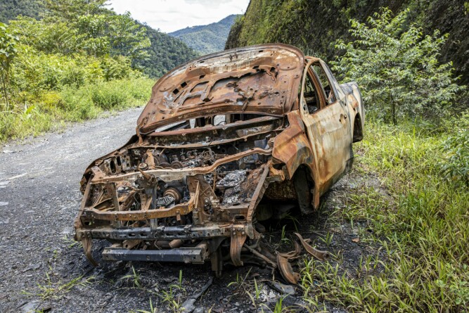 <b>ÉN AV FLERE:</b> Sjåføren på denne bilen berget så vidt livet, ifølge Ekki. Slike utbrente eller ødelagte biler, står flere steder langs Trans Papua.
